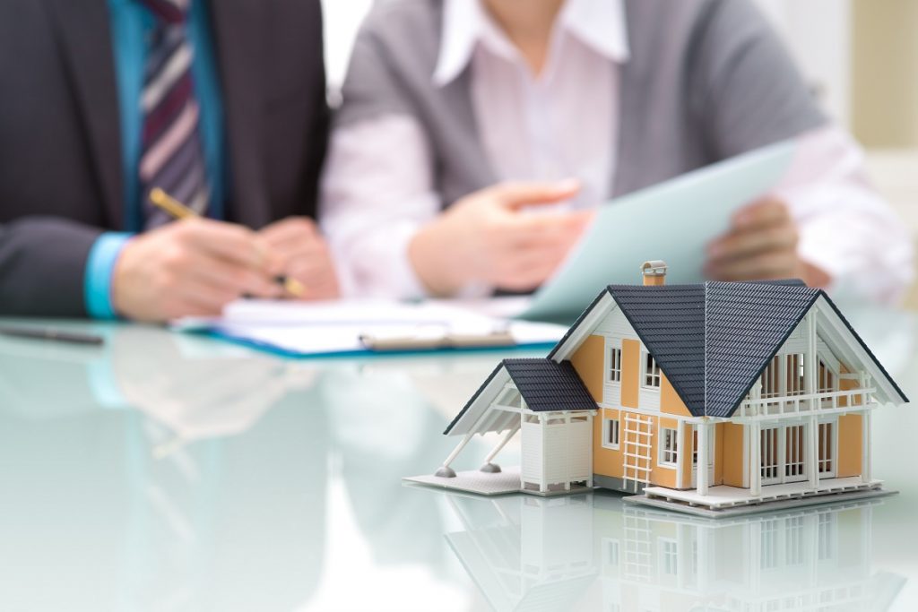 Couple signing mortgage
